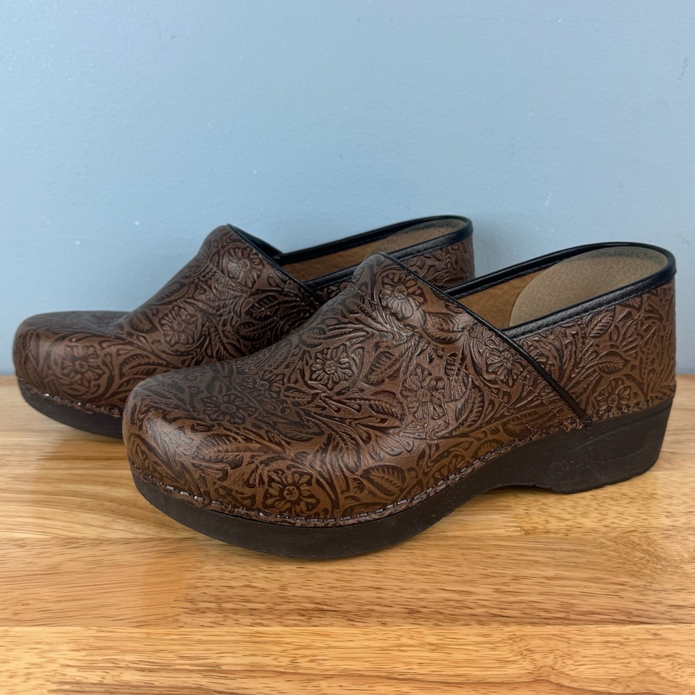 Dansko XP 2.0 Womens 41 (11) Brown Tooled Floral Leather Comfort Nursing Clogs - Picture 2 of 6